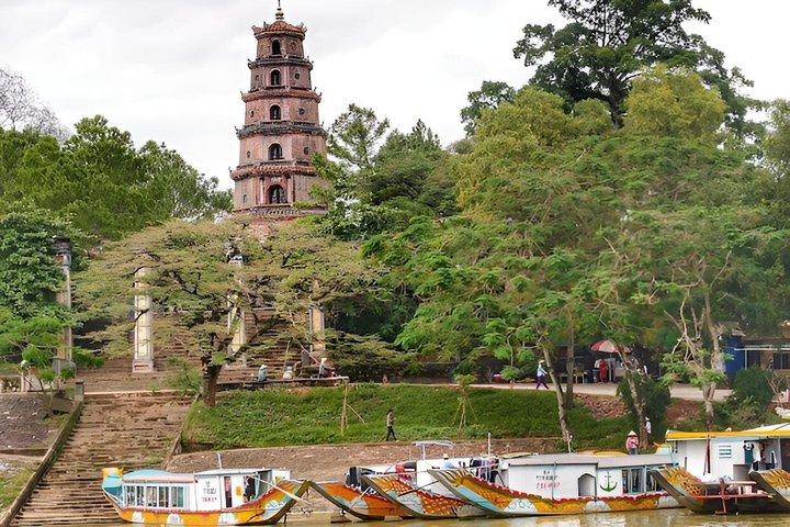 フエ：3つの王墓、ティエンムー寺院、香の村ツアー