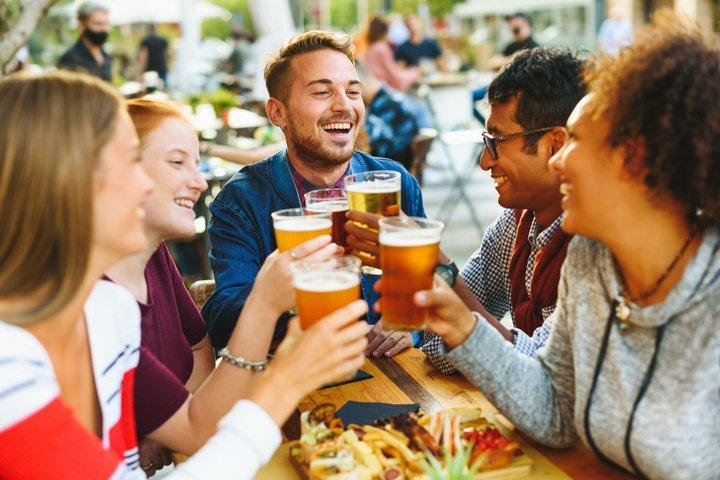ノルウェー語のバーとパブのノルウェービールガイド付きテイスティングツアー