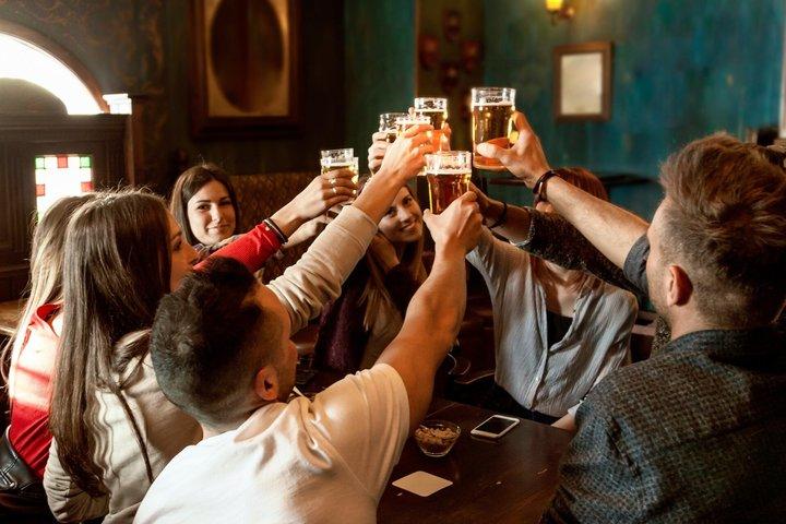 ノルウェー語のバーとパブのノルウェービールガイド付きテイスティングツアー