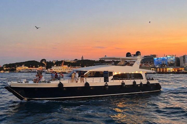 イスタンブール・ボスポラス・サンセット豪華ヨットクルーズ（軽食付）