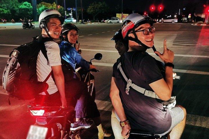 バイクでのサイゴンストリートフード試食ツアー