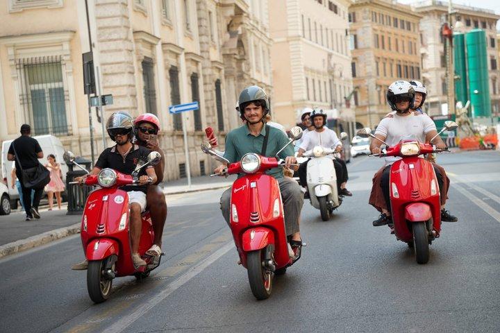 Tour de Vespa em Roma com embarque e desembarque