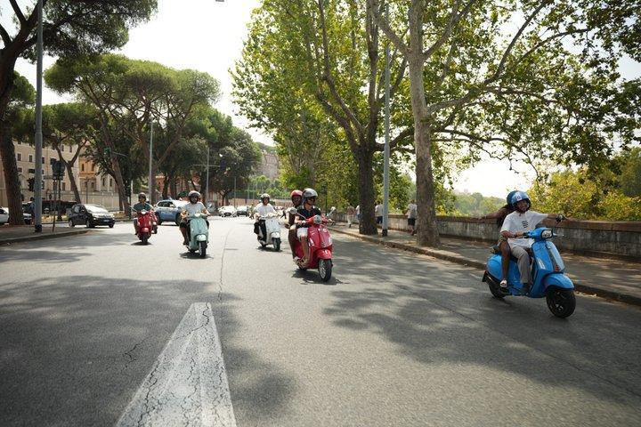 Tour de Vespa em Roma com embarque e desembarque