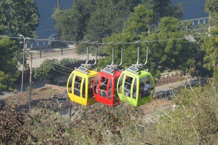 マルチリンガルガイド付きカーでの2日間ウダイプルプライベートツアー