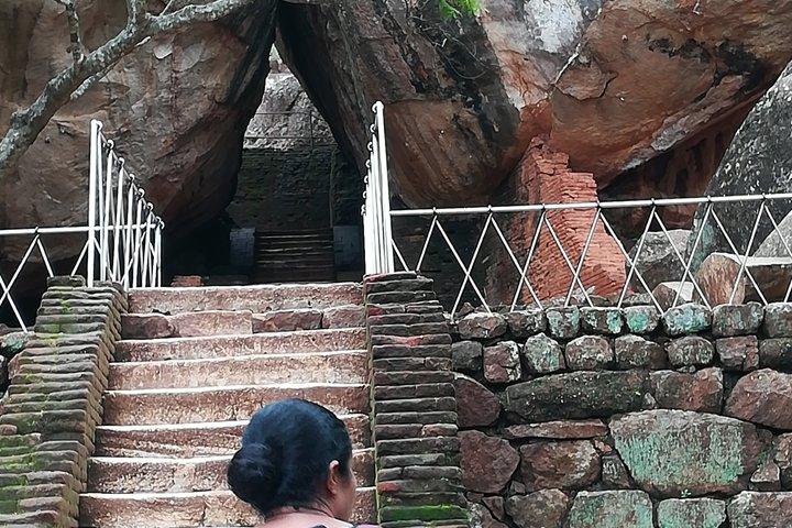 カスタマイズ可能な複数日スリランカ旅行：車、ドライバー、旅館