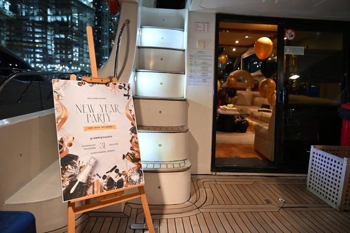 ドバイでの大晦日共有ヨットパーティー、家族向けでフレンドリー
