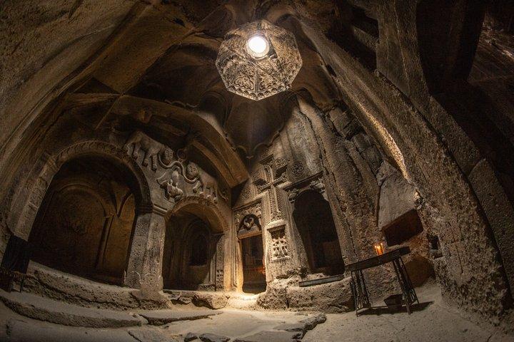 エレバンからガルニ寺院、ゲガルド修道院、セヴァン湖ツアー
