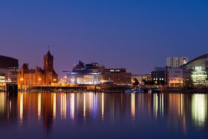TOP Cardiff: Private Guided Tour with Your Mobile