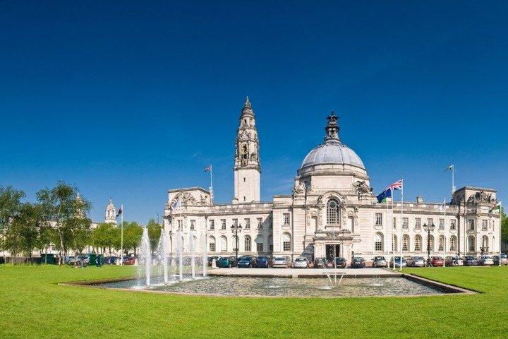 TOP Cardiff: Private Guided Tour with Your Mobile