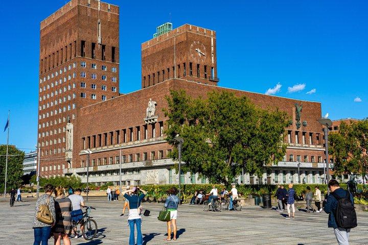 オスロ市庁舎プライベートガイド付きウォーキングツアーとチケット