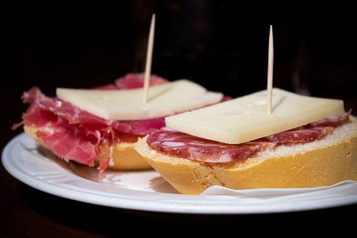 バルセロナの芸術とタパスの小グループピカソ美術館とのウォーキングツアー