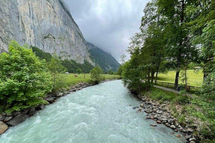 インターラーケン発：スイスピクニック付きラウターブルン渓谷サイクリングツアー