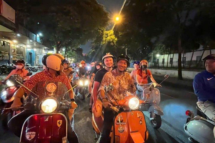 夜のサイゴンストリートフードツアー：ジープ、バイク、ベスパ、または徒歩