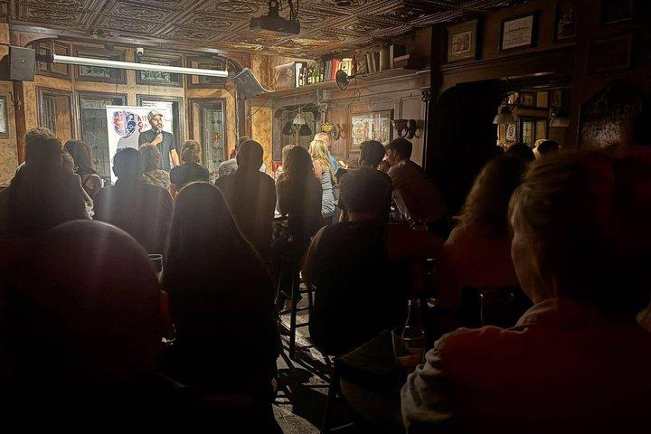 Englische Stand-up-Comedy-Showcase im Mckibbin's Irish Pub