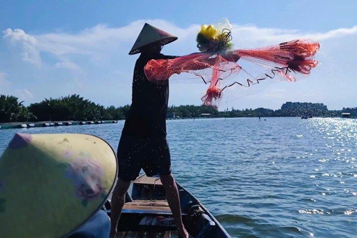 プライベート・トゥボン川の夕日とバーベキューツアーを探検する