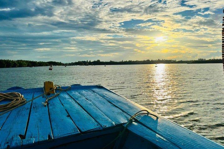 プライベート・トゥボン川の夕日とバーベキューツアーを探検する