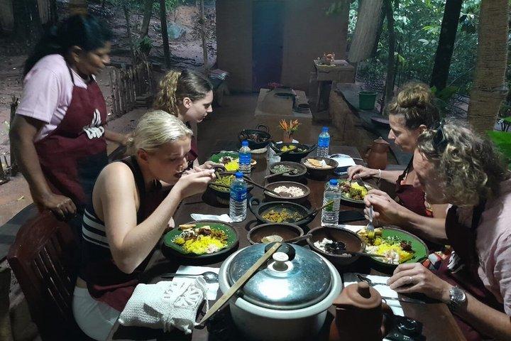 オールインクルーシブ カンディの夜のトゥクトゥク料理とアーユルヴェーダ