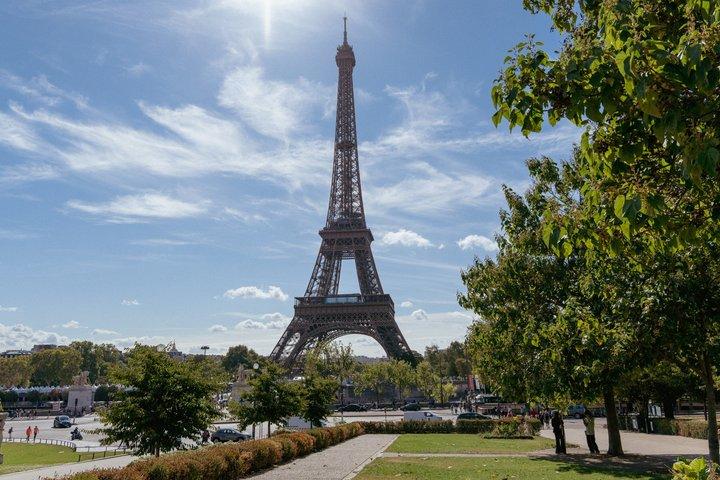 Paris: Eiffel Tower Guided Tour to Summit