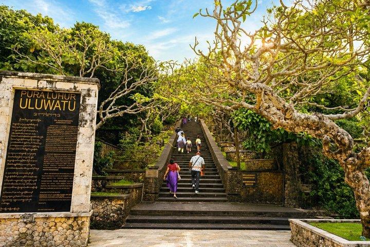 バリ島：ウルワツ寺院、GWK、メラスティビーチ＆ケチャック火の踊りツアー