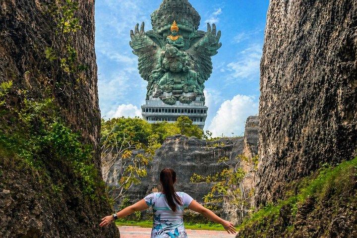 バリ島：ウルワツ寺院、GWK、メラスティビーチ＆ケチャック火の踊りツアー