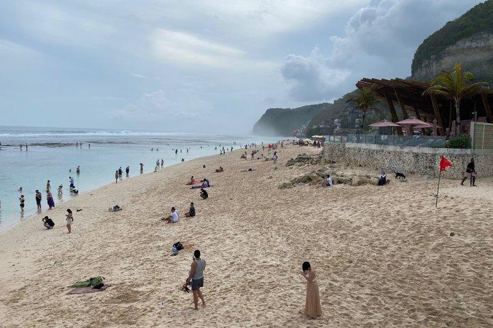 バリ島：ウルワツ寺院、GWK、メラスティビーチ＆ケチャック火の踊りツアー