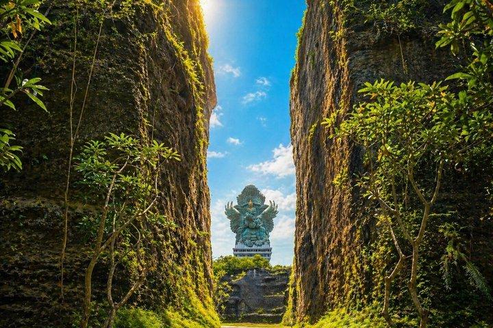 バリ島：ウルワツ寺院、GWK、メラスティビーチ＆ケチャック火の踊りツアー