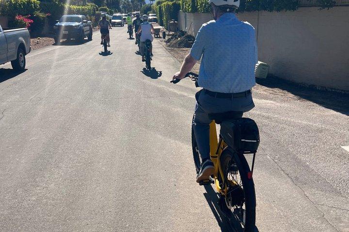 セレブリティがパームスプリングスで電動自転車ツアーを楽しむ