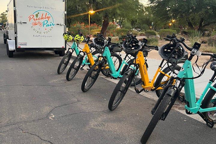 セレブリティがパームスプリングスで電動自転車ツアーを楽しむ