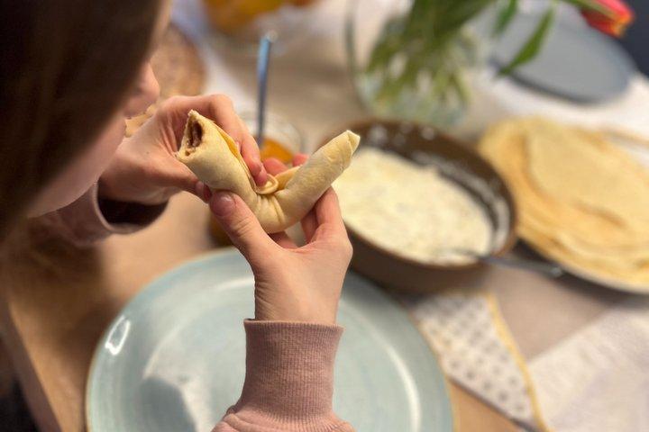 本格グーラッシュとハンガリー風パンケーキの家庭料理
