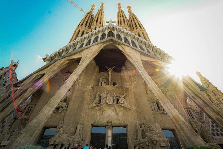 Best of Barcelona: Sagrada Familia & Park Guell Tour with Pick-up