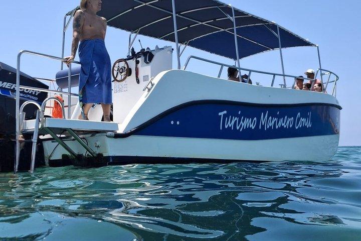 コニル海岸沿いのボートトリップ