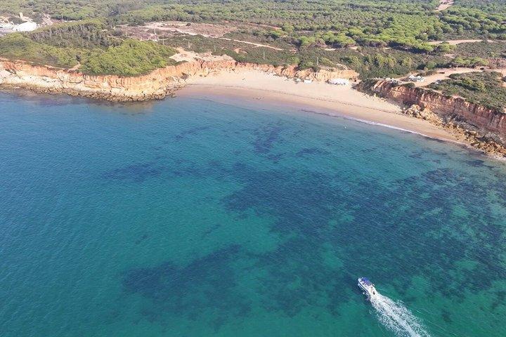 コニル海岸沿いのボートトリップ