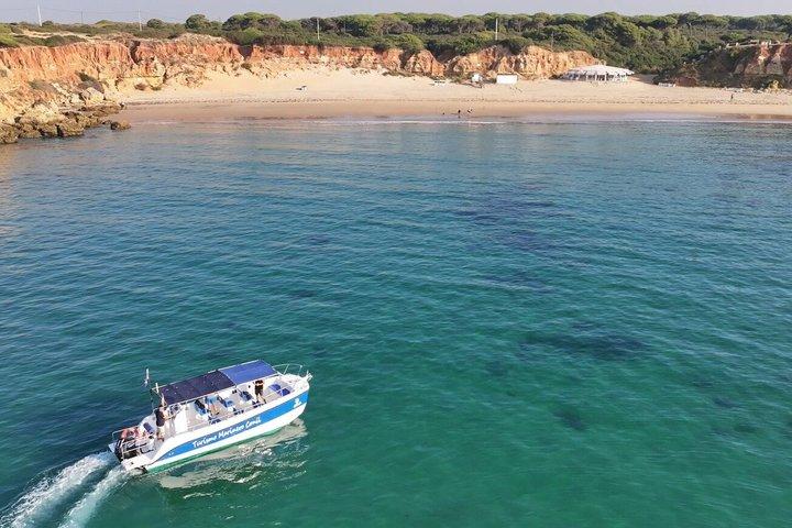 コニル海岸沿いのボートトリップ