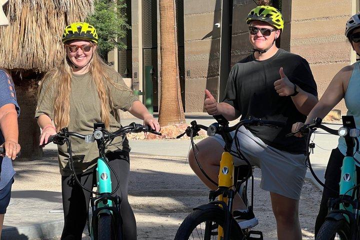 セレブリティがパームスプリングスで電動自転車ツアーを楽しむ