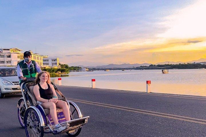 Hue Night Street Food Tour by Cyclo