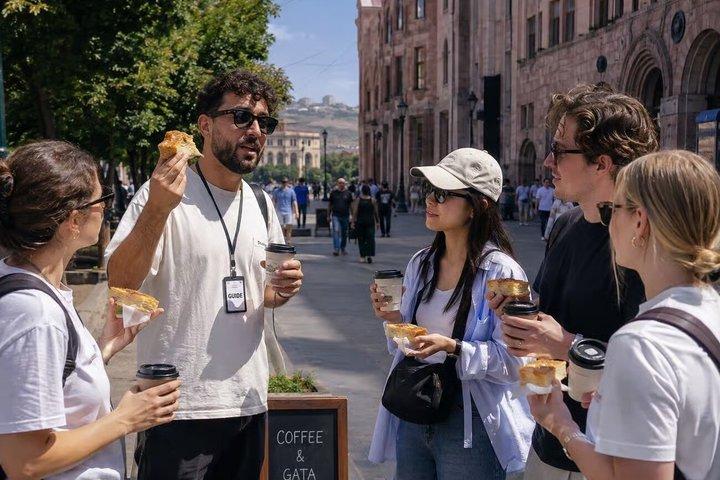 エレバン朝食：コーヒー、ガタ＆現地ガイド付き市内ツアー