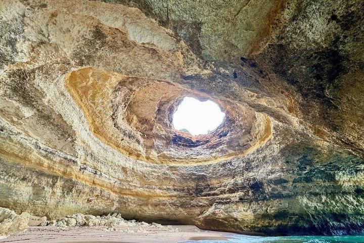 リスボン発 アルガルヴェ、ベナジル洞窟＆カルヴォエイロプライベートツアー