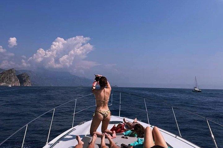 高級プライベートヨットで巡る上品なカプリツアー