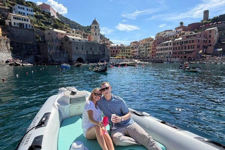 カロス・イタリアン・エクスペリエンスで、ボートに乗ってチンクエ・テッレを体験しよう！