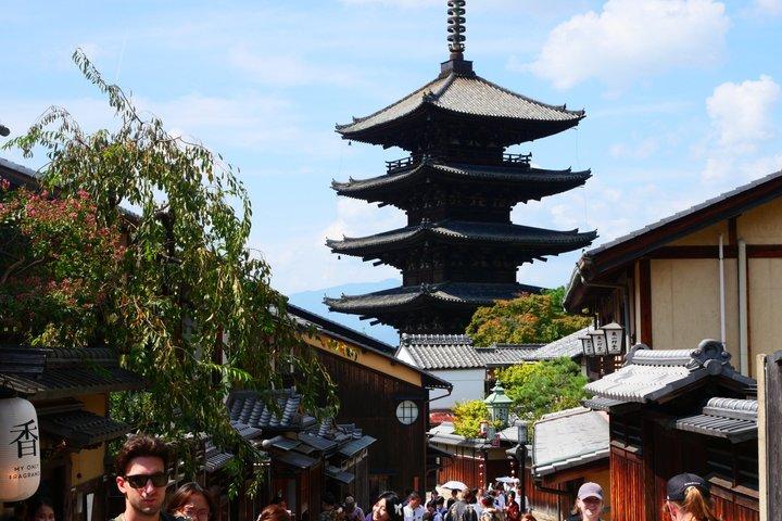 京都早朝ツアー 伏見稲荷 清水寺 祇園