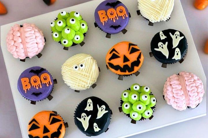 NYCのカクテルバーでのハロウィンカップケーキデコレーション教室