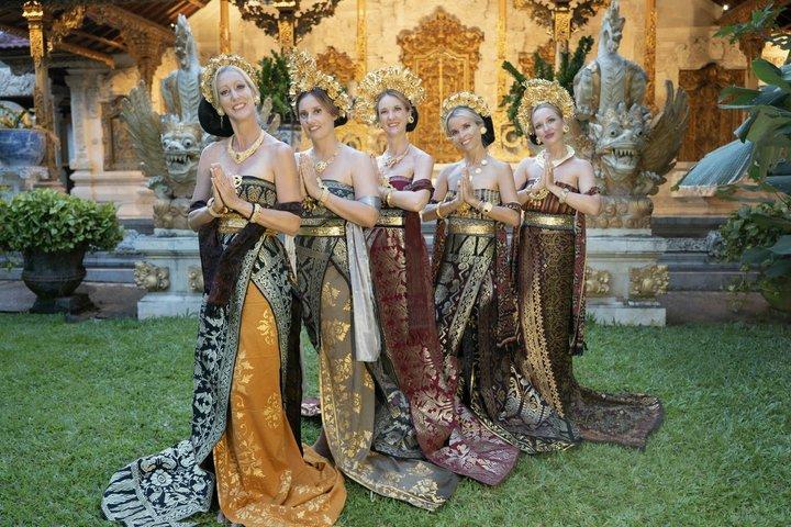 バリ島の伝統的なドレスでバリ島のプロフェッショナブルな写真撮影