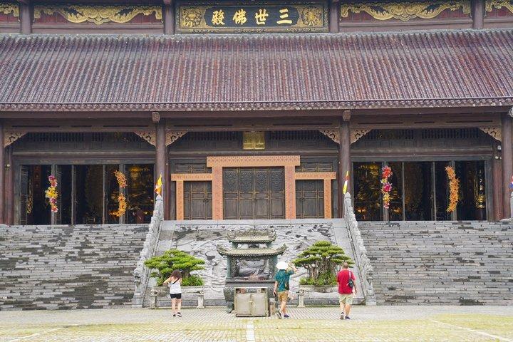 ハノイからの場合： バイディンパゴダ、チャンアン＆ムア洞窟、リムジンバス