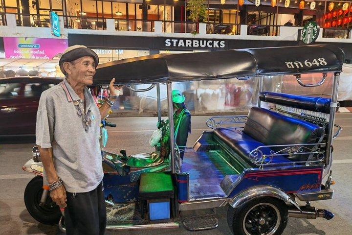少人数グループで楽しむトゥクトゥク屋台ストリートフード＆ナイトマーケットツアー、チェンマイ