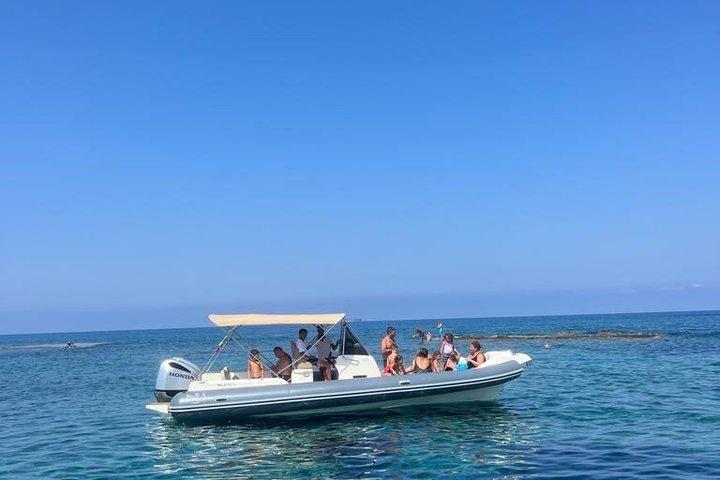 神々の海岸沿いのシュノーケリング付きボート ツアー