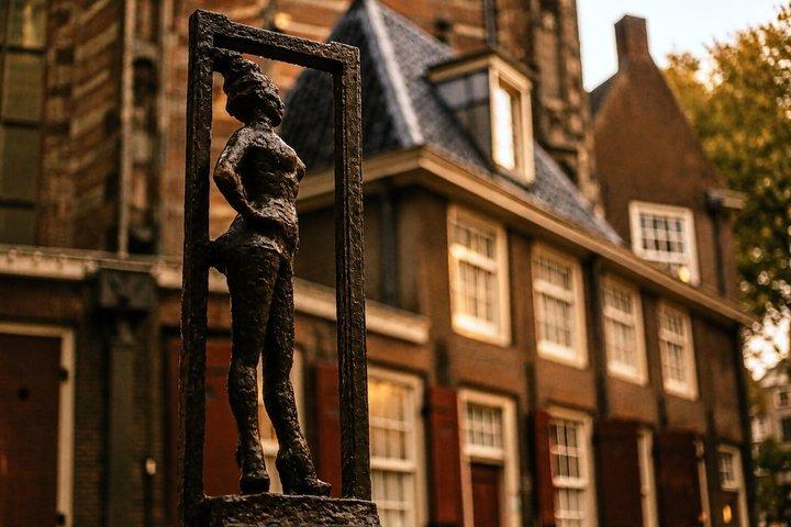 Passeio a pé sobre religião e comércio da área de luz vermelha de Amsterdã, máximo 12 pessoas