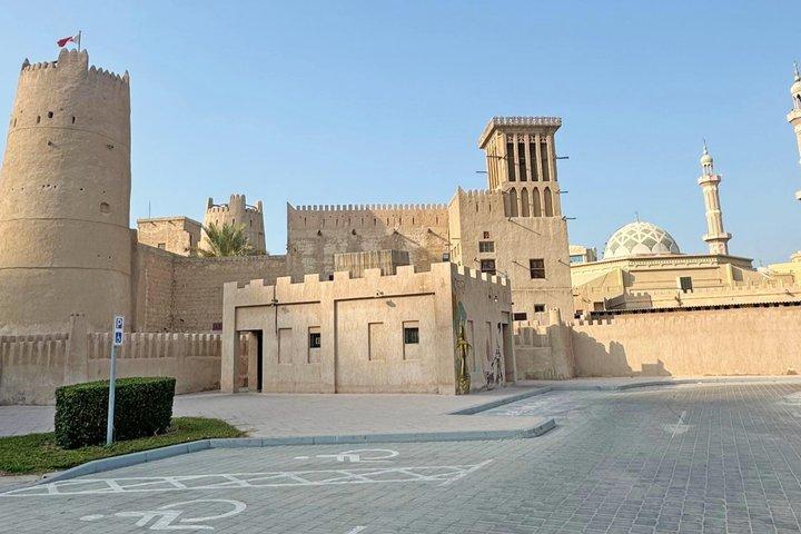 シックスエミレーツツアー：忘れられない一日でUAEを探索する