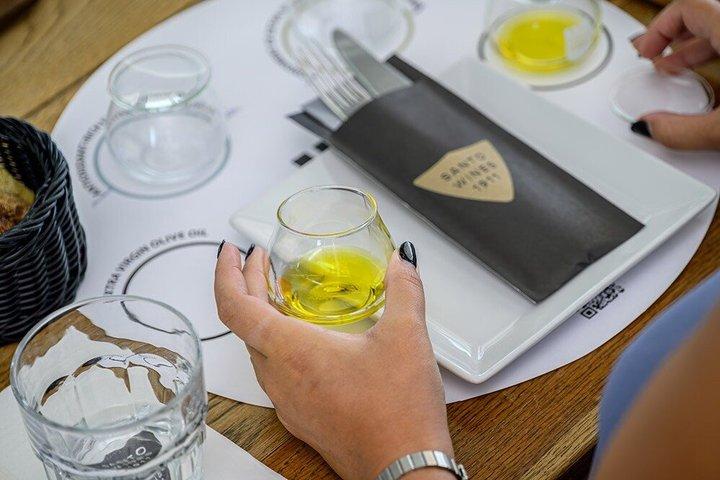 サントリーニワインツアー（サントワインズでオリーブオイル試飲）
