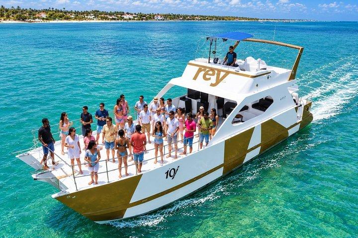 Punta Cana Private Catamaran Spring Break Party, Snorkel & BBQ