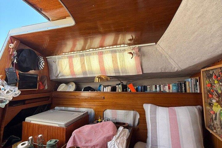 島でヴィンテージの帆船に乗ってアペリティフを楽しむ